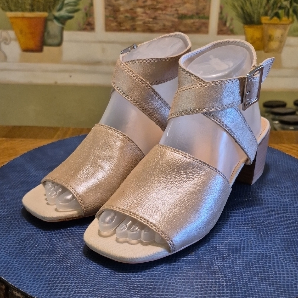 Kelsi Dagger Brookln "Starsky"Women's Sandals sz 7.5 in Metallic Gold (#660A)